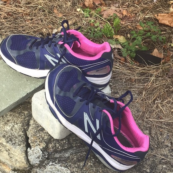 tennis shoes with roll bar